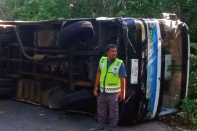 Bus Pariwisata Terguling di Area Loket Pantai Balekambang Malang, Ini Kronologinya